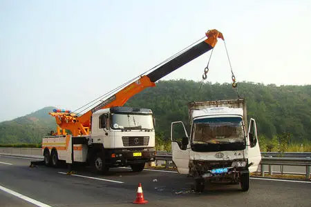 永州江永轮胎刮爆了 24小时高速道路救援,汽车高速拖车救援,搭电补胎 应急拖车电话号码