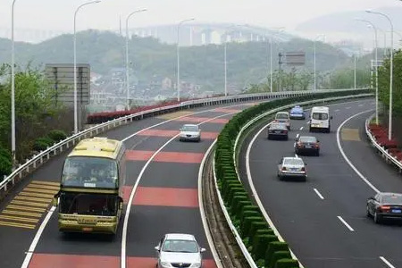 重庆高速公路车子没油了打什么电话可以送油,应急号码
